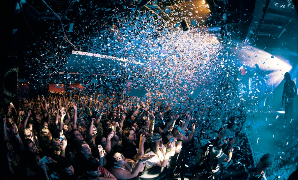 Gasten op een feest onder vallende confetti