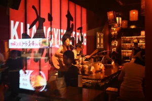 Band speelt live in een warm verlicht café