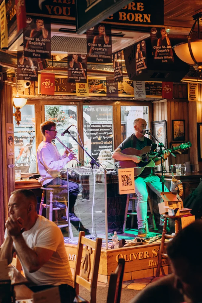 Zanger en gitarist treden op in een gezellig café