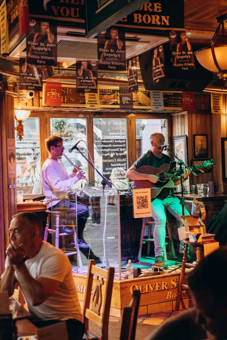 Zanger en gitarist treden op in een gezellig café