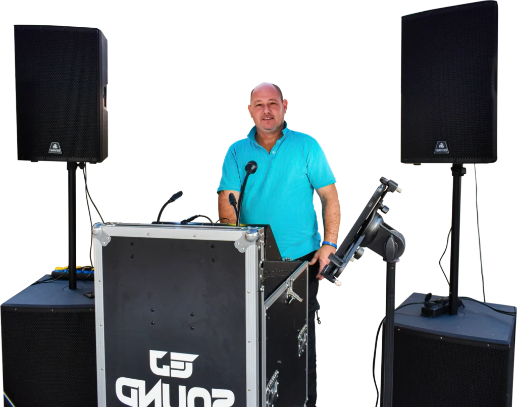 Emil Jansen achter de DJ-booth van EJSound, tussen twee speakers