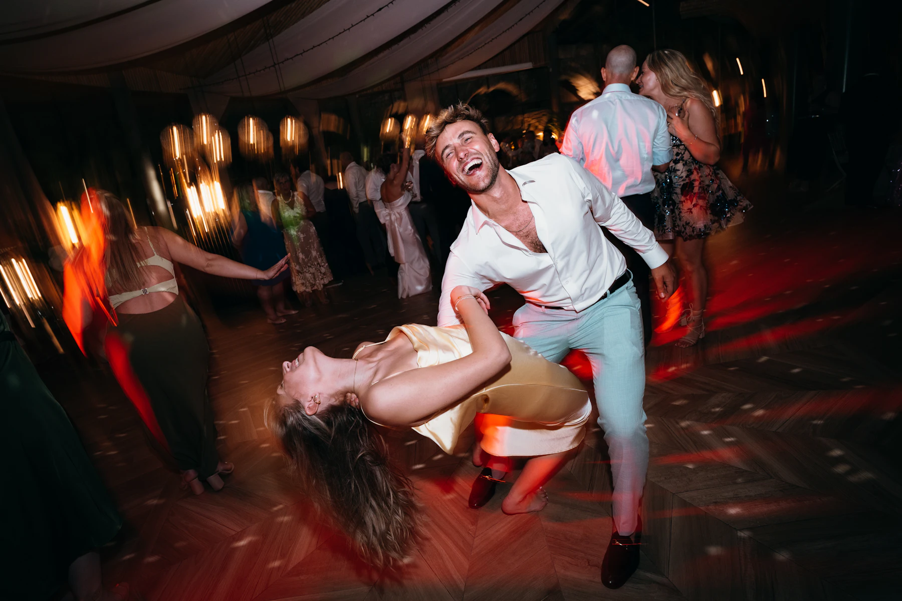 Gasten dansen uitgelaten op een feest