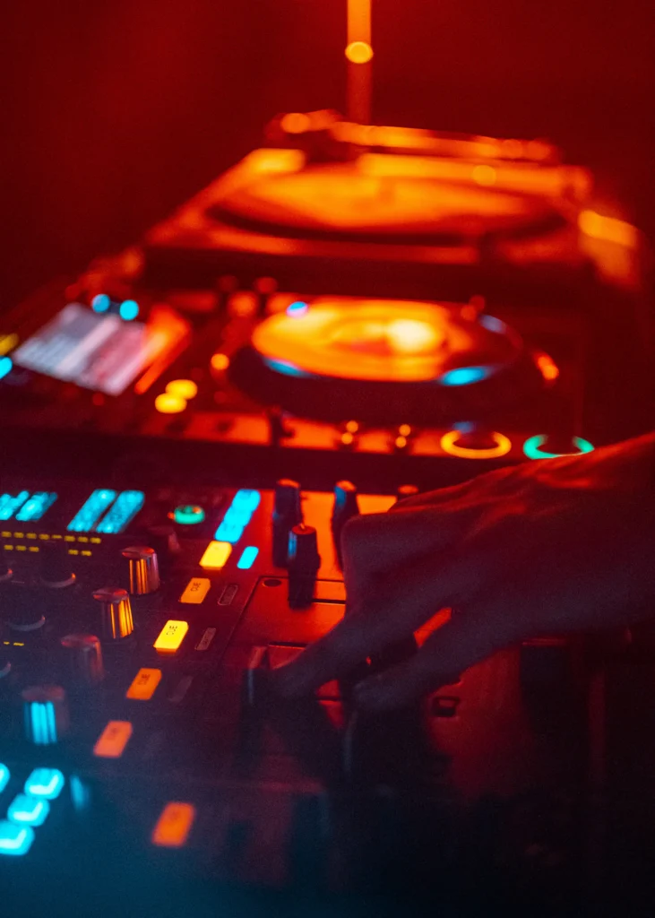 DJ-controller met oranje en blauwe verlichting