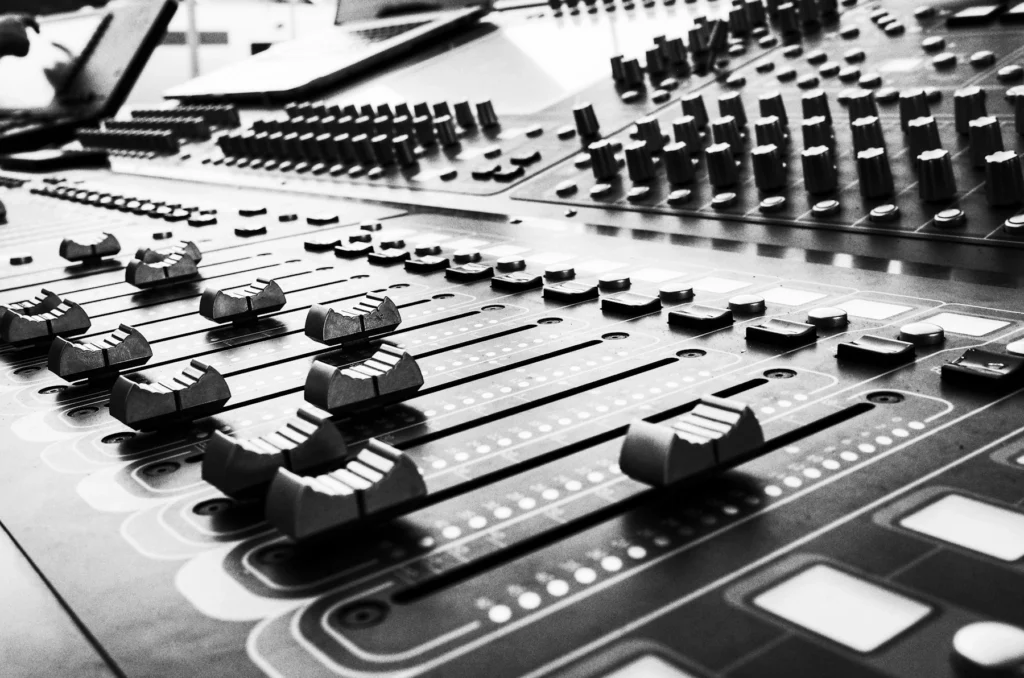Close-up van de faders van een mengtafel